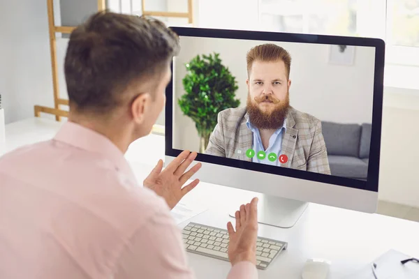 Online arbetsträning utbildning video chat samtal webbkamera konferens. Manlig coach säger business kurs video konferera online webbkamera med hjälp av dator hemmakontor. — Stockfoto