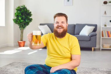 Çevrimiçi konferans görüntülü konuşma. Arkadaşlarla çevrimiçi parti. Komik adam elinde birayla bir bardak tutuyor, arkadaşlarıyla iletişim kuruyor. Evdeki görüntülü konuşma..