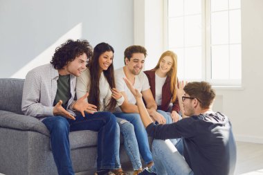 Bir grup arkadaş bir odada konuşuyor..