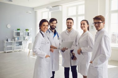 Bir grup doktor bir klinikteki hastanın teşhisini tartışıyor..
