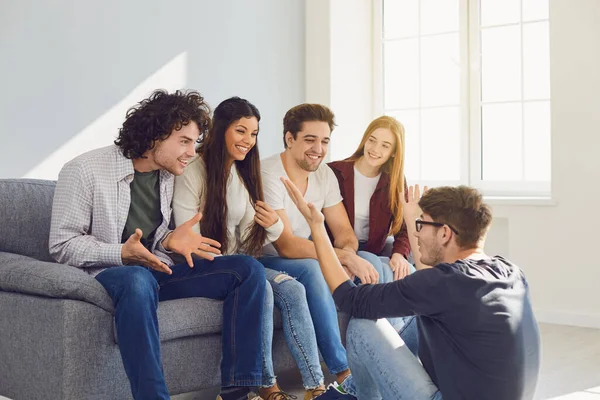 Un grupo de amigos hablando en una habitación . — Foto de Stock