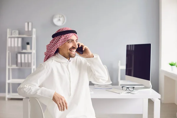 Араб разговаривает по мобильному телефону в офисе. — стоковое фото