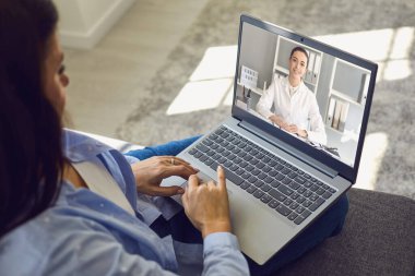 Kadın doktor hatta. Laptop kullanan bir kadın danışmanlık teşhisi analizi yapıyor doktor görüntülü konuşma konferansını arıyor.