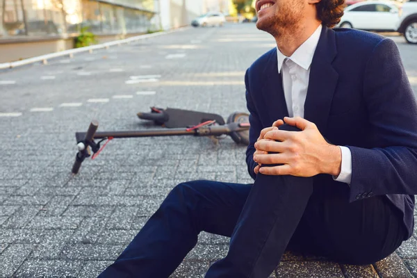 Accident with an electric scooter. A man fell from a scooter on a city street. — Stock Photo, Image