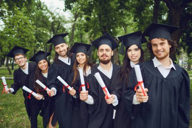 Bir grup mezun gülümsüyor