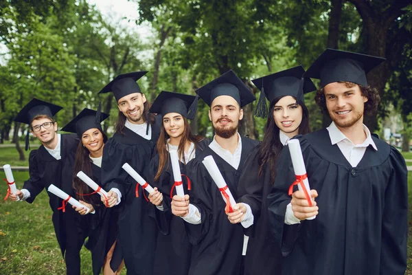 Een groep van afgestudeerden glimlachend — Stockfoto