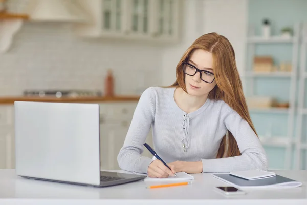 Online-Bildung. Mädchen mit Brille studieren mit einem Laptop Videoanruf Chat Web-Kamera beobachten College-Universität zu Hause. — Stockfoto