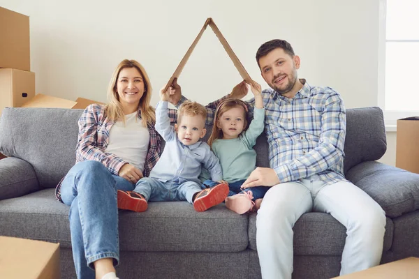 Happy family smiling at a new house moving. — 스톡 사진