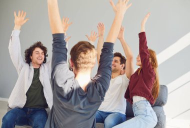 Mutlu insanlar elleri pencereli bir odada neşeyle bağlandı..