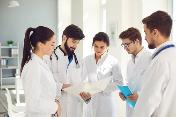 Un team di medici in una riunione discute la diagnosi di un paziente in uno studio clinico . — Foto Stock