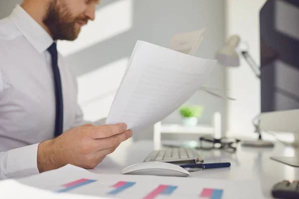 Il lavoro d'ufficio è senza volto. Uomo d'affari lavora a un tavolo con un computer in ufficio . — Foto Stock