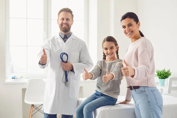 Mulher com filha visitando médico no hospital — Fotografia de Stock