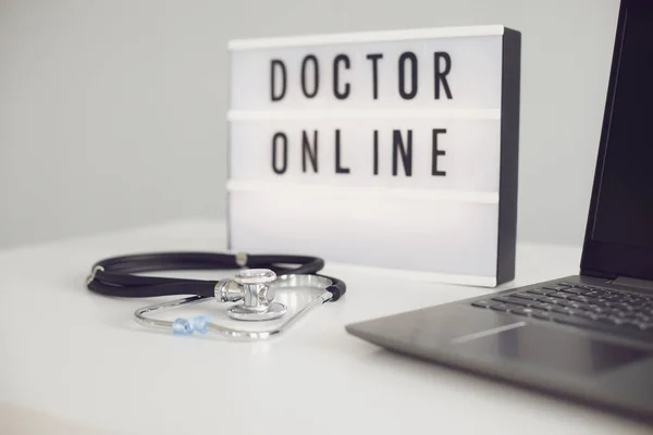 Arzt online. Konzept Arzt Beratung helfen Patienten Online-Videochat Anruf Klinik. — Stockfoto