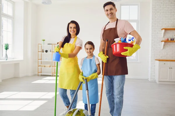 Lycklig familj städar rummet i huset. — Stockfoto