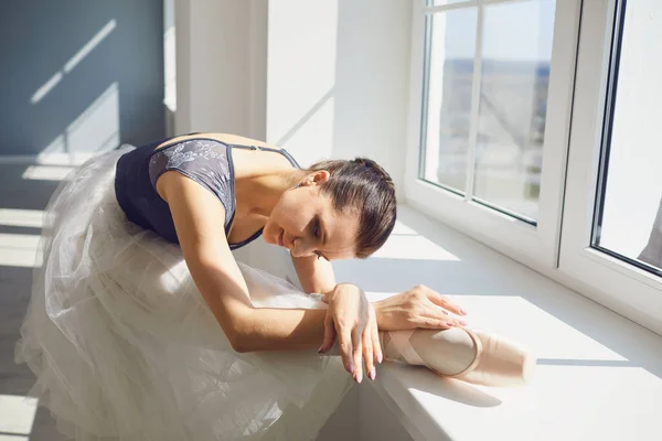 Bailarina de ballet. Jovem bailarina posando no estúdio . — Fotografia de Stock