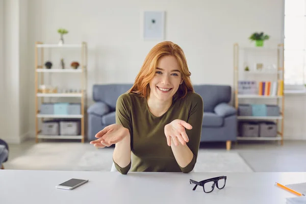 Online video blog. Mladá žena mluví pomocí notebooku webinář webová kamera sedí v obývacím pokoji doma. — Stock fotografie