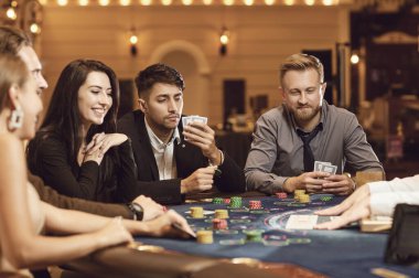 Arkadaşlar kumarhanede poker ruleti oynar.