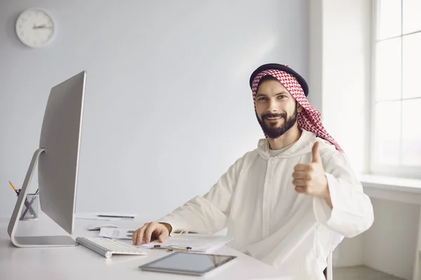 Арабський бізнесмен працює в комп'ютері на робочому місці в офісі. — стокове фото