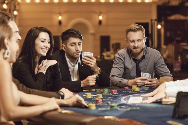 Vänner spelar poker roulette i ett kasino — Stockfoto