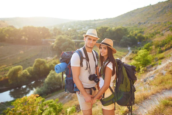 Romantic couple hikkers with backpacks on hikking the nature. — ストック写真