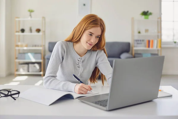 Fernstudium. Mädchen beim Online-Studium einer Vorlesung mit einem Laptop-Videoanruf zu Hause. Online-Bildungskurs für Hochschulstudenten. — Stockfoto