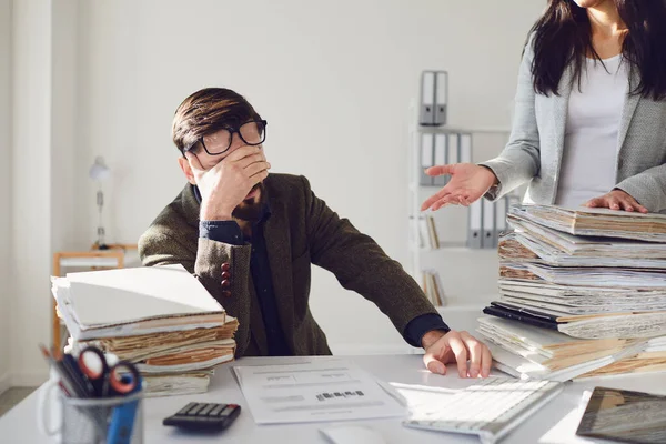 Arbetstagare affärsman trött upprörd upprörd olycklig sittande på arbetsplatsen arbete på kontoret. — Stockfoto