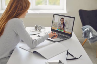 Evde sınıf arkadaşıyla konuşan kız öğrenci..