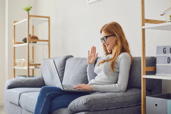 Fröhliche Frau macht Videoanruf auf Sofa im Zimmer. — Stockfoto