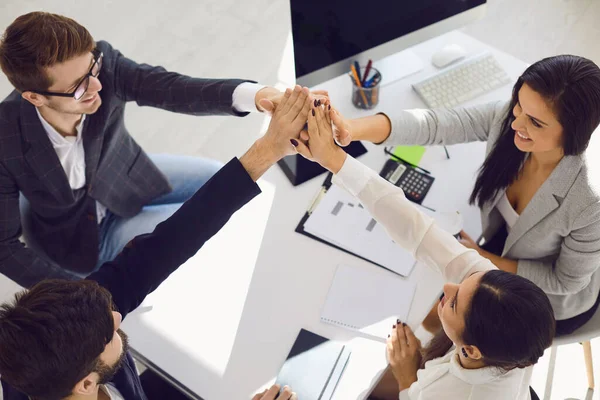 Les gens d'affaires du travail d'équipe joignent leurs mains à une table dans le bureau . — Photo