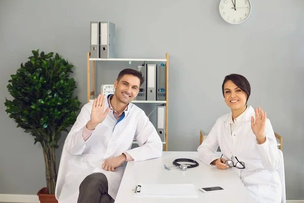 Los médicos alegres saludan paciente en clínica de la oficina . — Foto de Stock