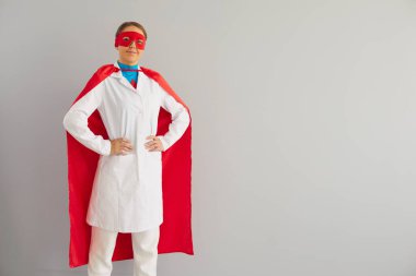 Gri arka planda doktor ya da hemşire süper kahraman.