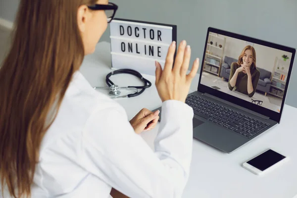 Doktor a vonalban. Egy fiatal nőnek online videokonzultációja van egy orvossal a klinikán.. — Stock Fotó