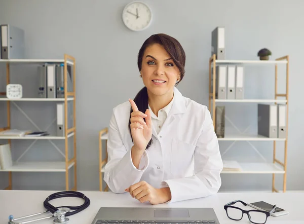 Medico femminile durante la consultazione in clinica nella moderna clinica d'ufficio . — Foto Stock