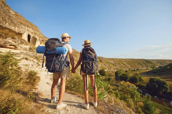 Hiking couple with backpack walking on hike in nature — ストック写真
