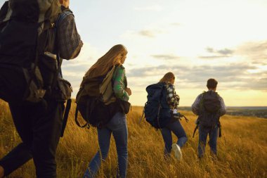 Ormanda yürüyüş sırt çantaları ile trekking arkadaş grubu .