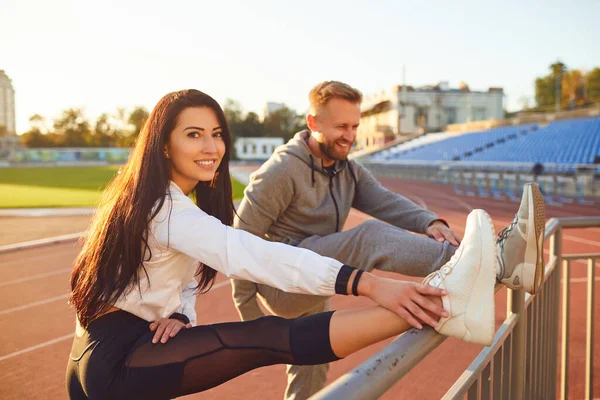 Spor giyimli çift stadyumda ısınma yapıyor — Stok fotoğraf