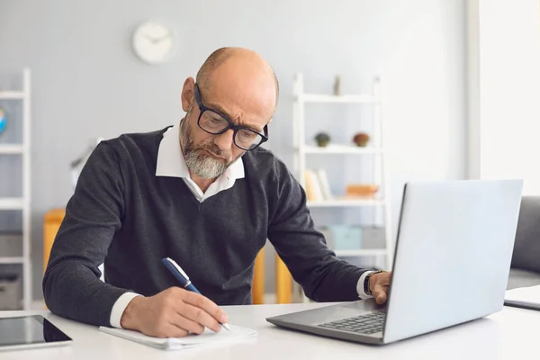 Éducation en ligne. Mature homme avec une barbe grise dans enseigne l'apprentissage d'une conférence universitaire appel vidéo en ligne à la maison . — Photo