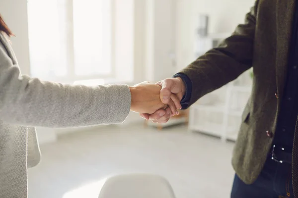 Händedruck von Geschäftsleuten. weibliche und männliche Hand geben sich im Büro die Hand. — Stockfoto