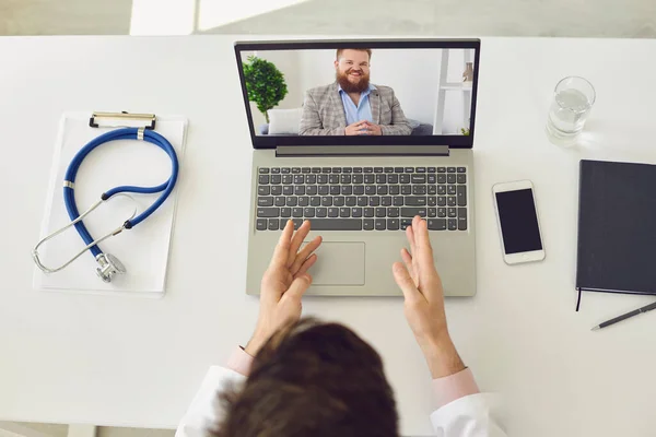 Wideo do lekarza. mężczyzna pacjent słucha lekarz za pomocą laptop kamera internetowa w domu. — Zdjęcie stockowe