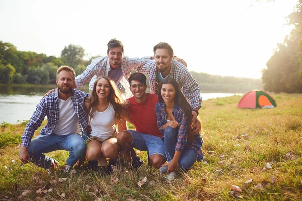 ピクニックに立って微笑む人々のグループ — ストック写真