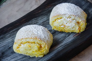 Turuncu bir dokulu kesme tahtası üzerinde rulo