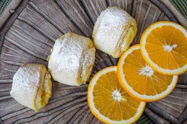 Turuncu bir dokulu kesme tahtası üzerinde rulo