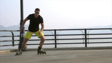 Sportif delikanlı paten yaz Rıhtımlar üzerinde
