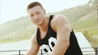 Sportif adam açık genç gülümseyen portresi