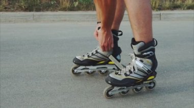 Adam pateni, rollerskates üzerinde koyarak rulo için hazırlanıyor