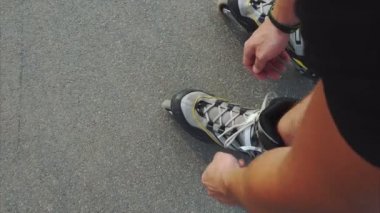 Adam pateni, rollerskates üzerinde koyarak rulo için hazırlanıyor