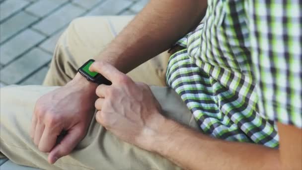 Gros plan des mains masculines travaillant avec smartwatch gadget moderne — Video