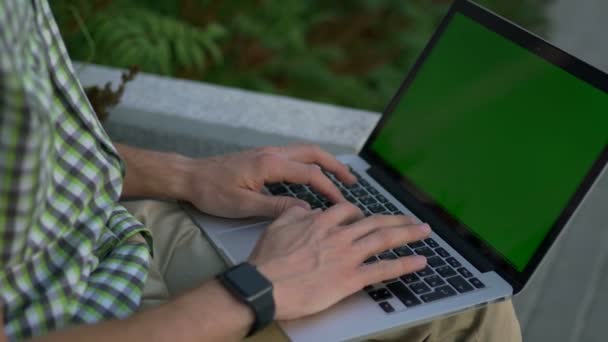 Mãos de homem com relógio inteligente usando computador portátil tela verde — Vídeo de Stock