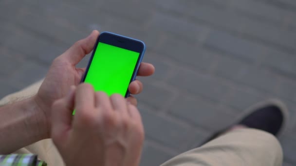 Mano de hombre usando smartphone con pantalla verde — Vídeo de stock