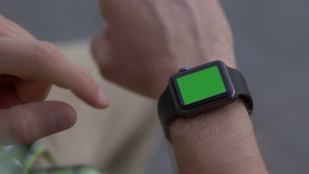 Primer plano plano de manos masculinas trabajando con smartwatch gadget moderno — Vídeo de stock